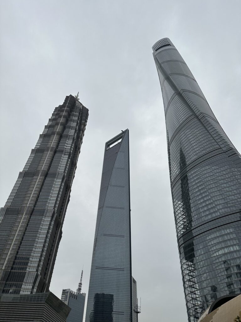 上海中心大厦俯瞰浦东三件宝